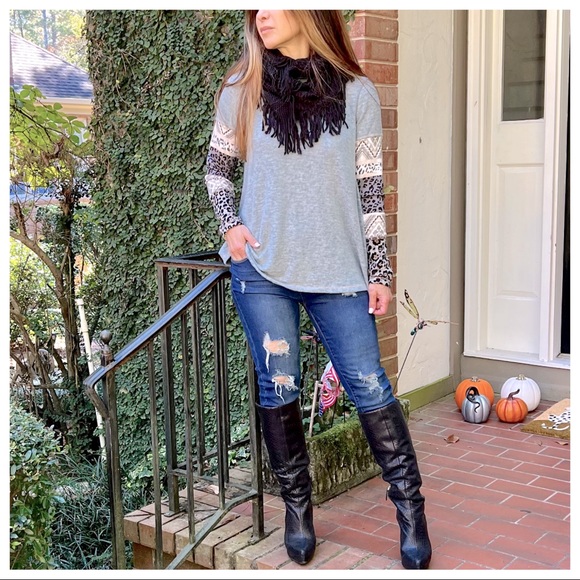 ShopEvelynne Tops - Bohemian Print Fabulous long  contrast detail sleeves perfect top